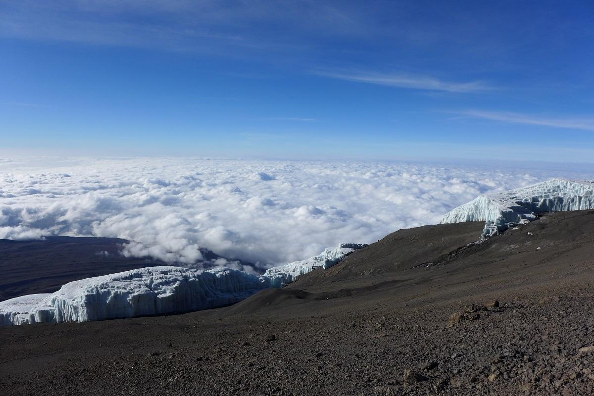 Eis auf der Gipfelkalotte am Kilimandscharo