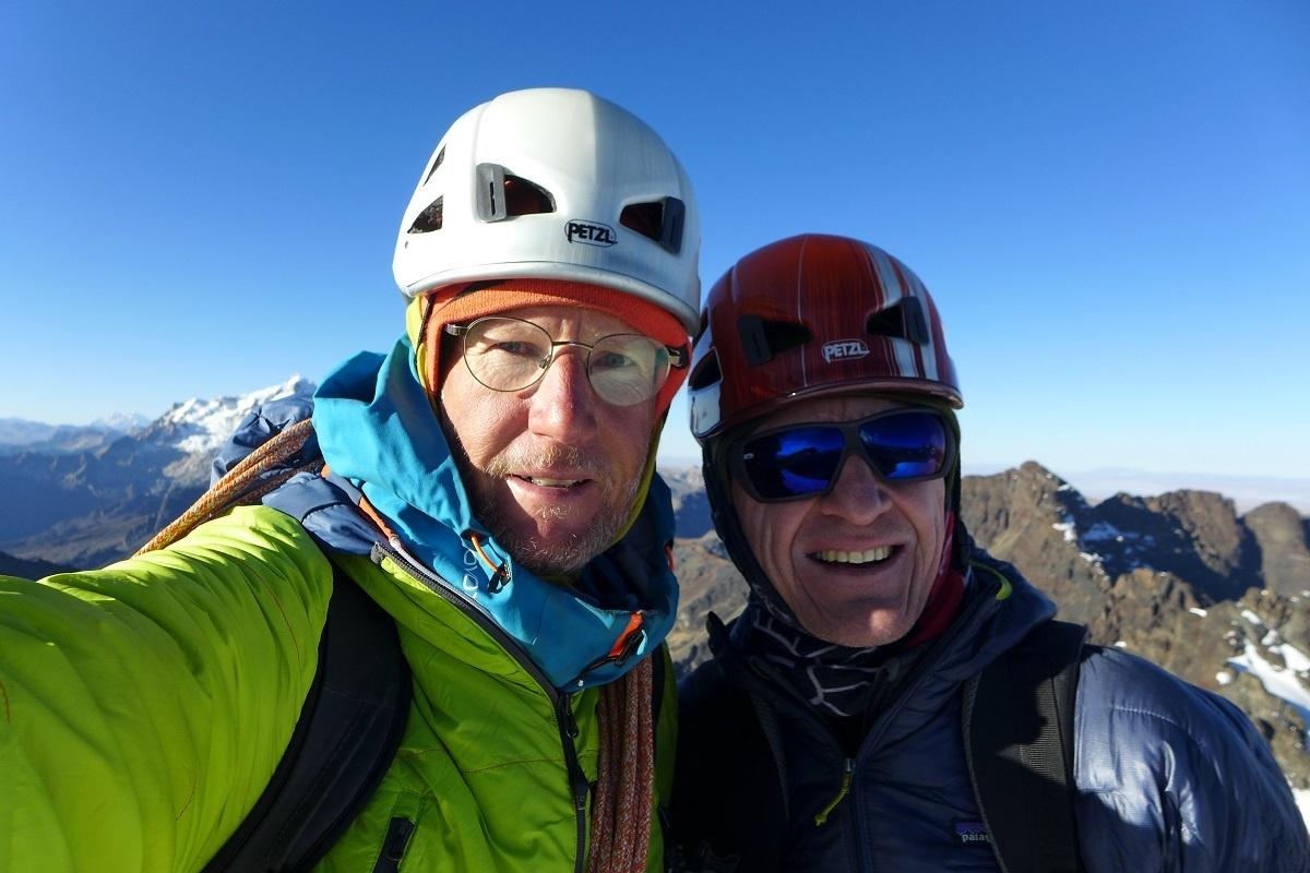 Bergführer Stefan mit Harald am Gipfel des Pequeno Alpamayo