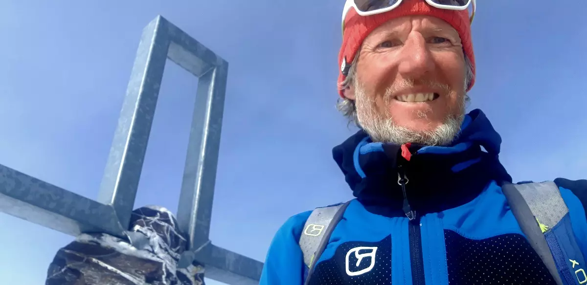 Skitouren-Guide Stefan Rössler (Bergführer) am Gipfel in den Tuxer Alpen