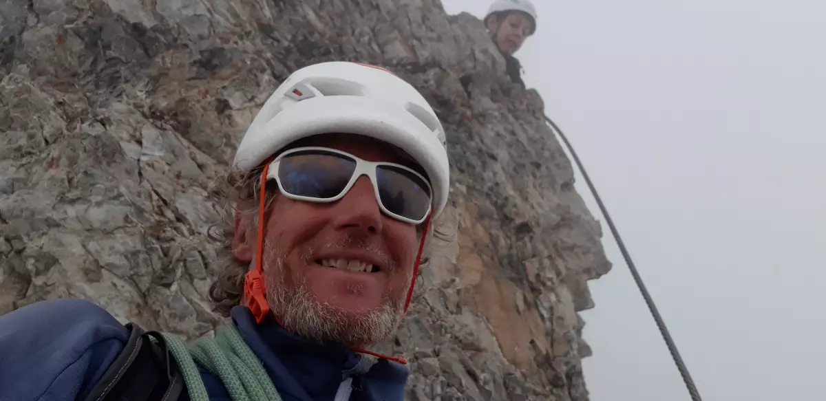 Berg- und Kletter-Führer Stefan am Klettersteig im Stubaital