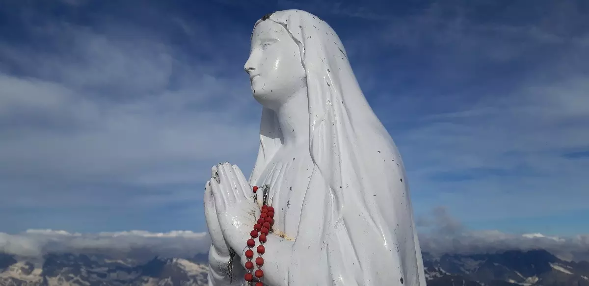 Madonna Statue am Gipfel des Paradiso 