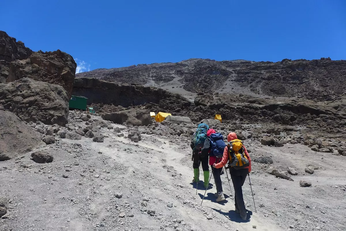 School Hut am Kilimandscharo mit Bergführer Stefan Rössler