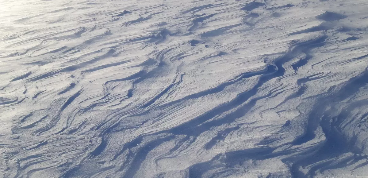 Spuren in einer wunderschönen Schneelandschaft